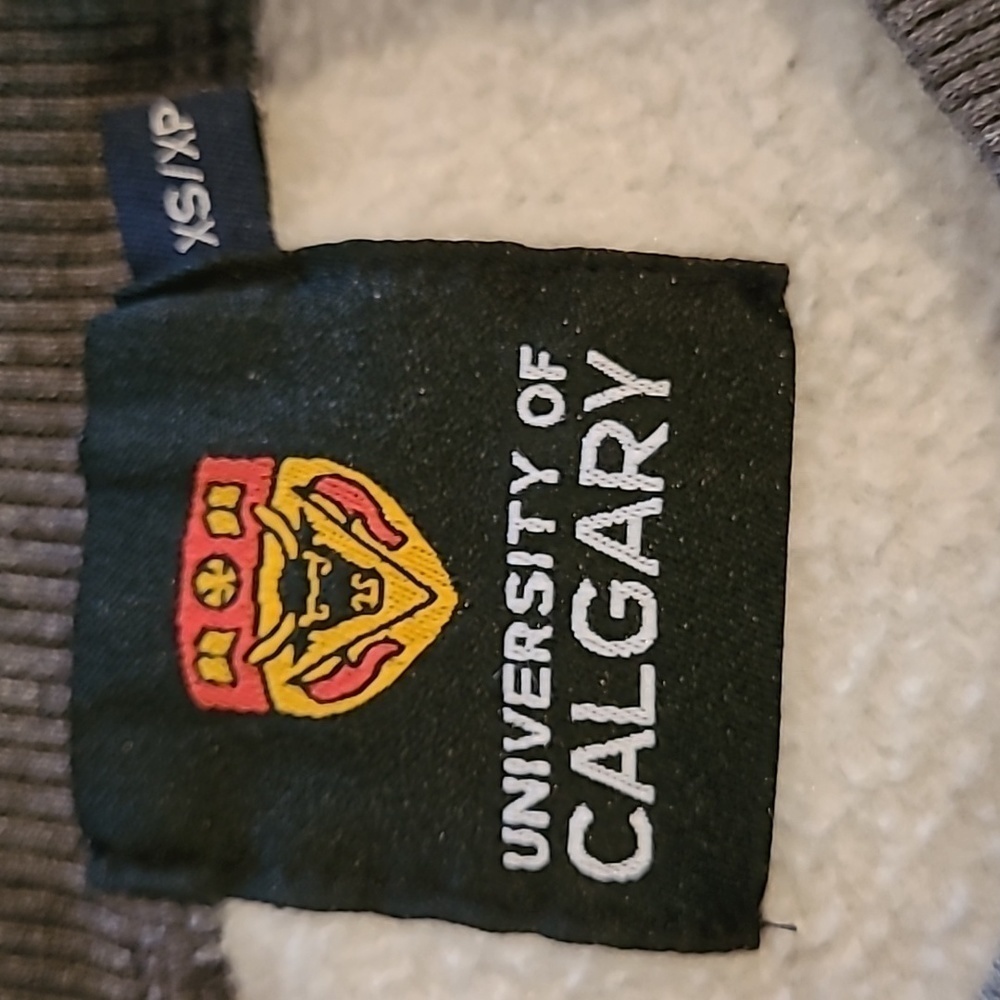 UNIVERSITY OF CALGARY Coat of Arms Motto Crew Sweatshirt, Medicine Faculty - Picture 11 of 14